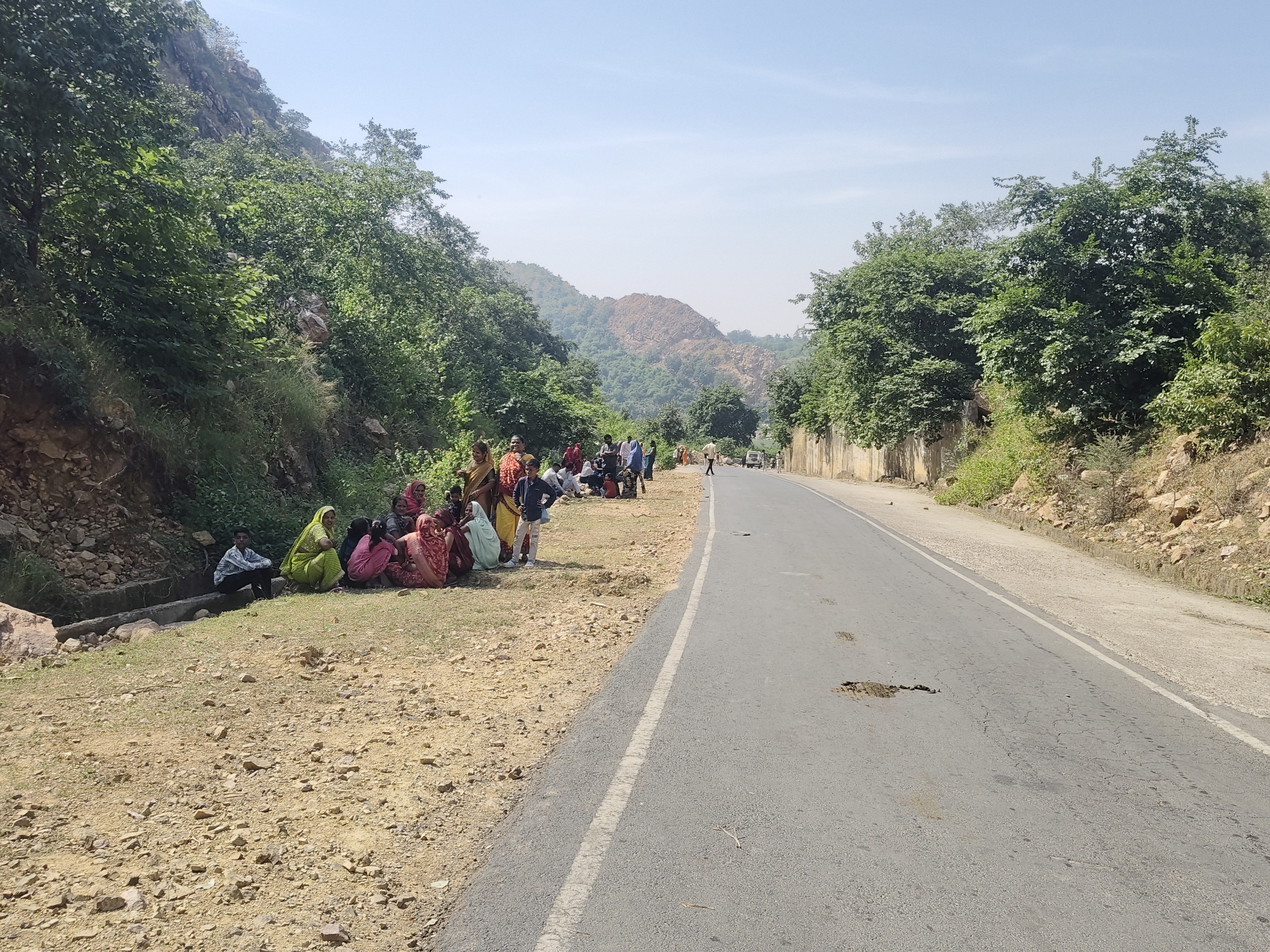 भंवरसेन पहाड़ी पर काली माता मंदिर जाने वाला रास्ता बंद कराया।
