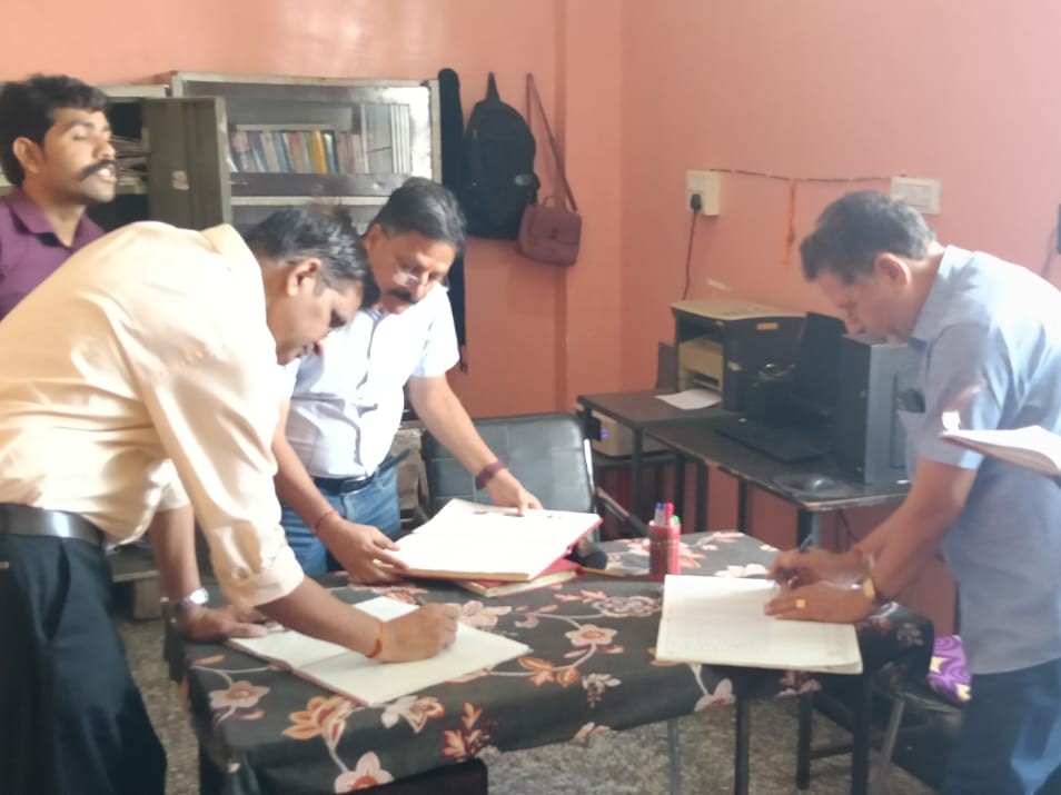 एडीएम ने बच्चों के रिकॉर्ड और दस्तावेजों की जांच की।