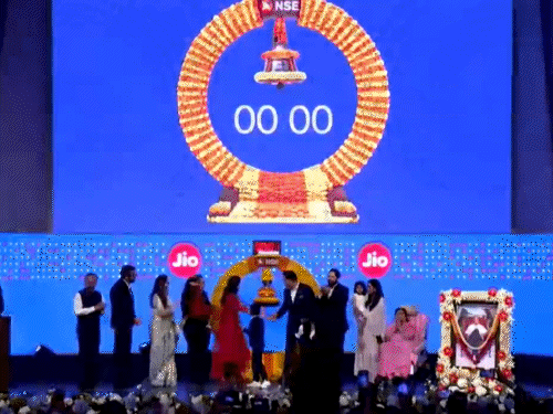 नेशनल स्टॉक एक्सचेंज में बजती घंटी के साथ शेयर मार्केट में जियो प्लेटफॉर्म्स की शुरुआत। इस मौके पर पूरा अंबानी परिवार मंच पर मौजूद रहा।