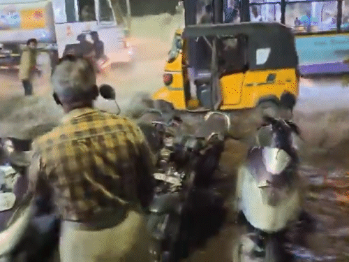 चेन्नई में समुद्री का पानी गाड़ियों तक आ गया।