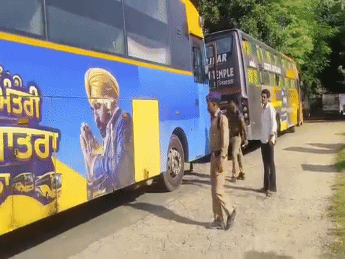 हरिद्वार के थाने में खड़ी पंजाब सरकार की तीर्थयात्रा योजना की बसें।