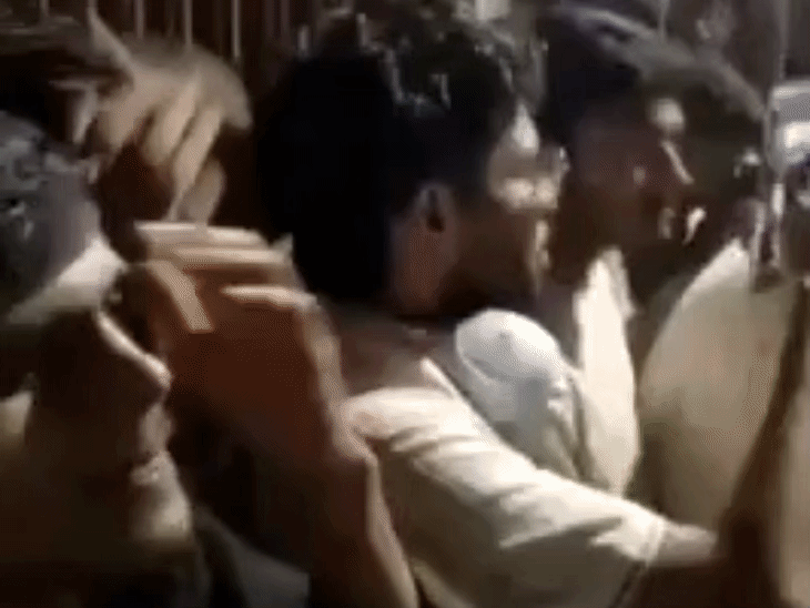हंगामे के बादे मौके पर पुलिस पहुंची, नारेबाजी करते हुए छात्र।