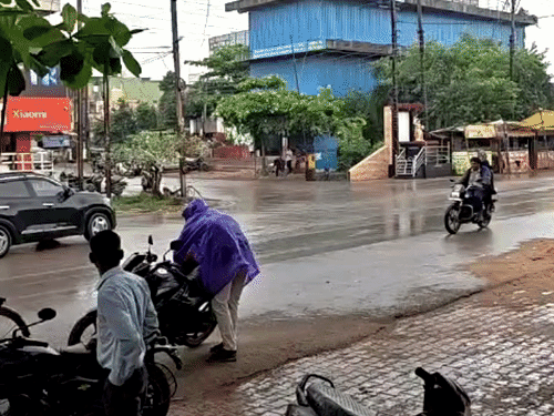 दुर्ग में बारिश के साथ ठंडी हवाएं चलती रही।