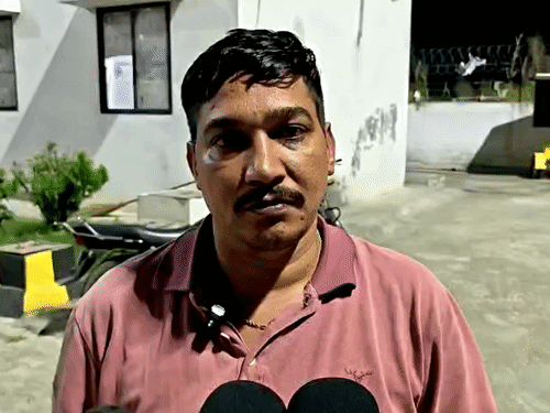 टोल कर्मचारी कमलजीत मामले की जानकारी देते हुए।