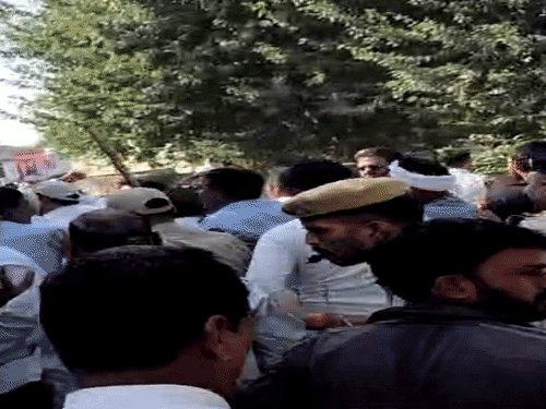 चिड़ावा पंचायत समिति के बृजलालपुरा में वोटिंग के दौरान आपसी बहस के दौरान धक्का मुक्की से माहौल गरमा गया। हालांकि पुलिस ने मौके पर लोगों को काबू कर माहौल को शांत करवाया।