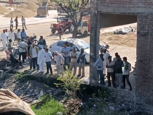 मौके पर पहुंचे पुलिस अधिकारी और इकट्ठा हुए लोग। - Dainik Bhaskar