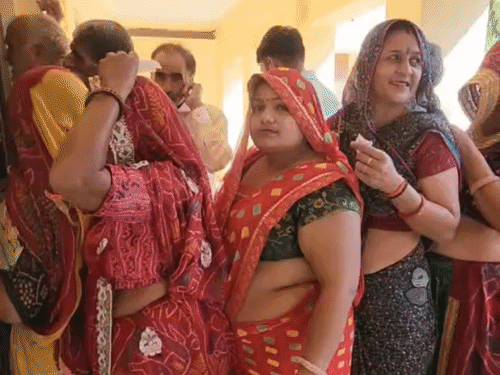 चिड़ावा पंचायत समिति के किठाना बूथ पर दो बार ईवीएम मशीन खराब हो गई। इसके बाद तीसरी मशीन से वहां मतदान शुरु हुआ। इस दौरान बूथ पर मतदाताओं की कतार लग गई।