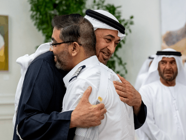 इस दौरान UAE के राष्ट्रपति शेख मोहम्मद बिन जायद अल नाहयान ने मच्छर को गले लगाया।
