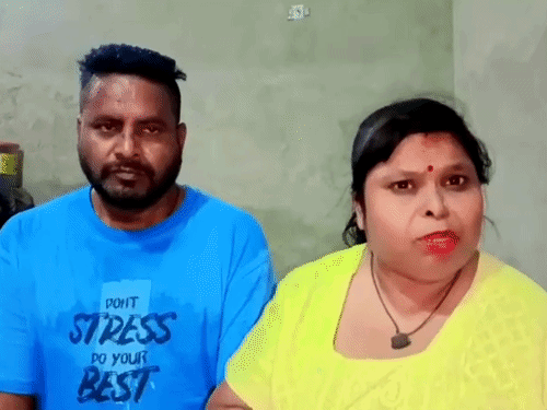 सोशल मीडिया इन्फ्लुएंसर रंजीत कौर और उनके पति जानकारी देते हुए।