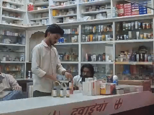 सीकर में मेडिकल स्टोर पर काम करता है पीड़ित समीर खान।