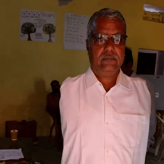 मऊ गांव की ढाणी नाडा वाली में शंकरलाल कुड़ी के जन्म से ही दोनों हाथ नहीं है। शंकरलाल ने बूथ संख्या 80 पर मतदान किया। पोलिंग पार्टी ने उनके बाएं पैर की अंगुली पर स्याही लगाई।