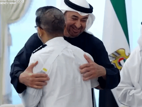 UAE के राष्ट्रपति शेख मोहम्मद बिन जायद अल नाहयान कैप्टन मच्छर को गले लगाते हुए।