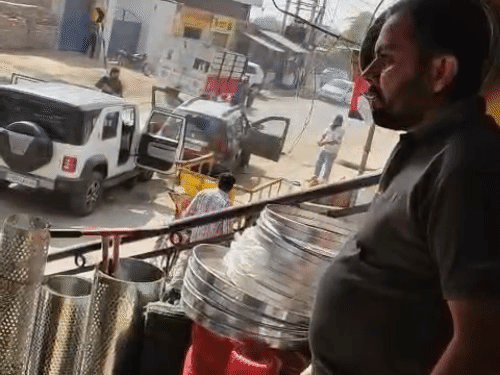 गोड़ी रोककर फायरिंग करता हुआ आरोपी।