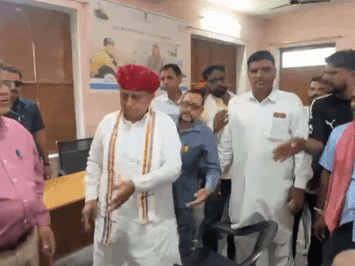 अजमेर के पाटन में मतदान बहिष्कार करते वोटर्स को फ्लाईओवर के कागज दिखाते केंद्रीय कृषि राज्यमंत्री भागीरथ चौधरी। दूसरी तस्वीर में पाली के उमकली गांव में वोट बहिष्कार।