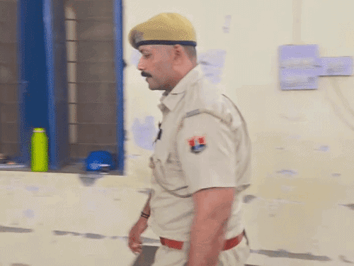 सिंघम और सूर्यवंशी के गानों पर रील बनाते होमगार्ड के जवान।