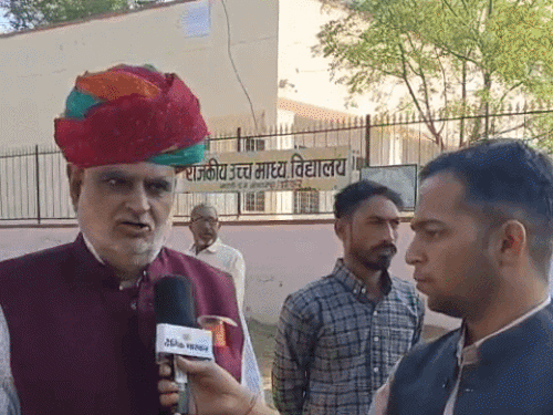 सीकर के भरणी गांव में मंत्री झाबर सिंह खर्रा ने वोट डाला। बेटे के निर्दलीय लड़ने के सवाल पर कहा कि जनता जवाब देगी। उनके बड़े बेटे दुर्गा सिंह मैदान में हैं।