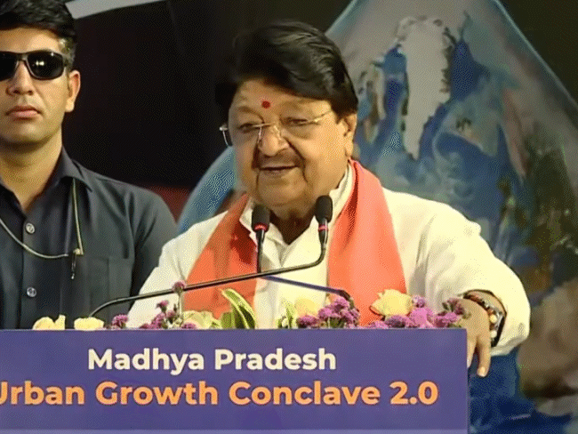 इंदौर में एक कार्यक्रम में मंत्री विजयवर्गीय ने एसीएस संजय दुबे की जमकर तारीफ की।