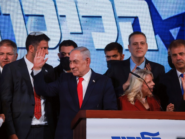 Prime Minister Benjamin Netanyahu arrives at the Likud party's election headquarters in Jerusalem with his wife Sara. The picture is of 28 October 2026.