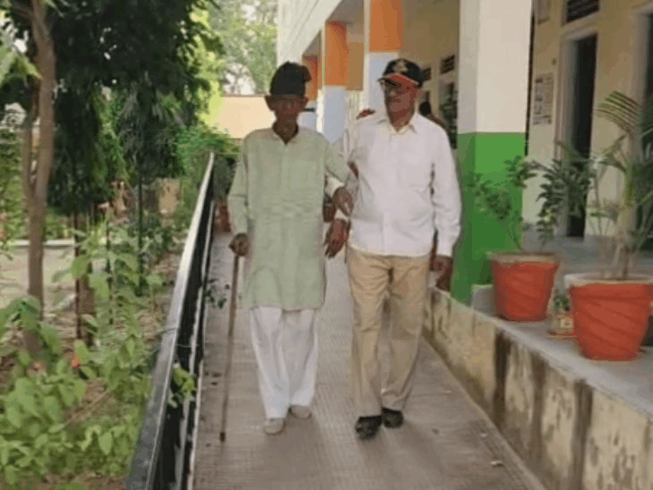 बुजुर्ग वोटर मतदान केंद्रों पर पहुंचकर अपने मताधिकार का इस्तेमाल किया।