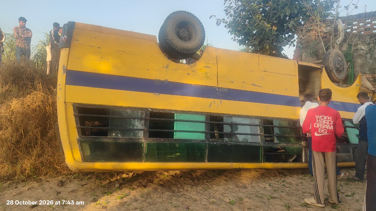 स्टेयरिंग फेल होने के कारण बस खेत में जा गिरी।