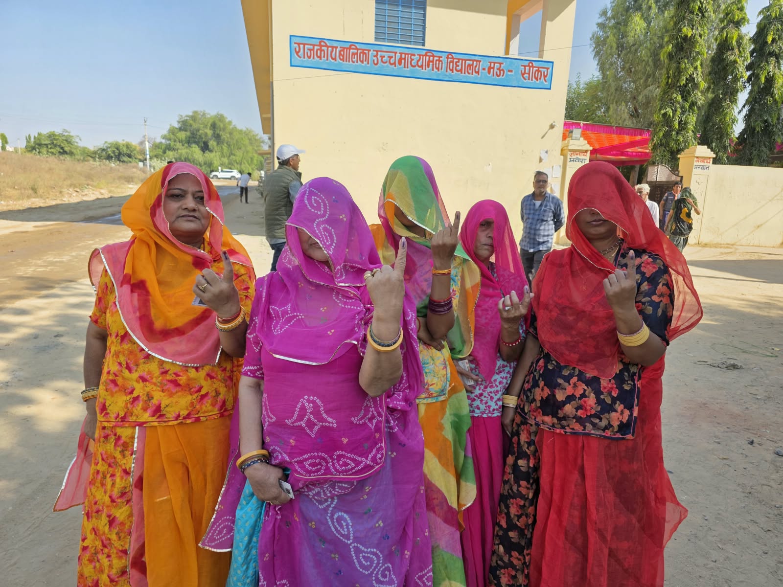 मऊ में बूथ संख्या 77 पर मतदान के बाद महिलाएं।