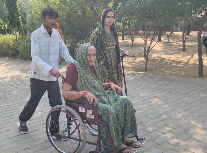 चिड़ावा के बामनवास में 90 वर्षीय मूर्ति देवी ने मतदान केंद्र पहुंचकर अपने मताधिकार का इस्तेमाल किया।