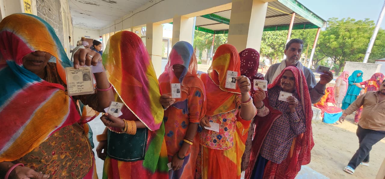 चिड़ावा पंचायत समिति के अरड़ावता में वोट डालने से पहले आईडी दिखाती महिलाएं।