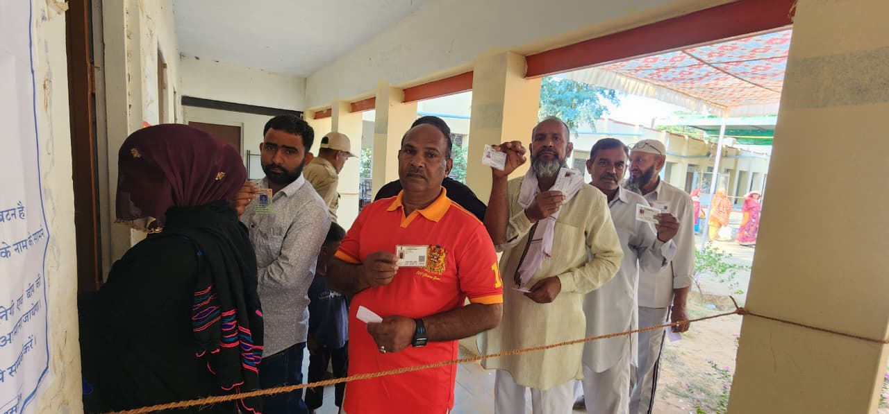 चिड़ावा पंचायत समिति के अरड़ावता में वोट डालने से पहले आईडी दिखाते पुरुष मतदाता।