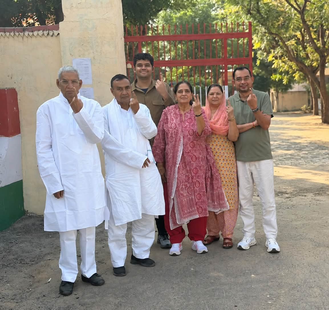झुंझुनूं सांसद बृजेंद्र ओला ने चिड़ावा पंचायत समिति के अरडावता में परिवार के साथ मतदान किया।