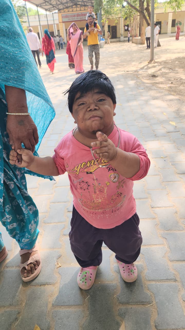 चिड़ावा पंचायत समिति के नहरहड़ में सद्दाम ने वोट डाला। सद्दाम की हाइट ढाई फीट की है।