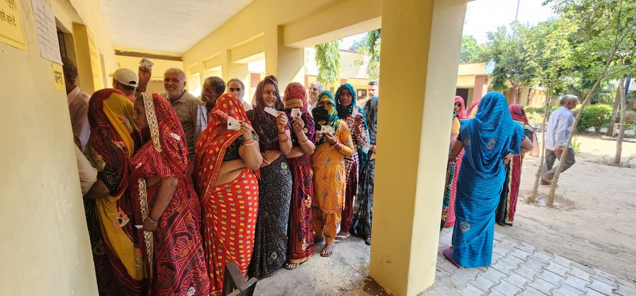 चिड़ावा पंचायत समिति के नूनिया गोठड़ा मतदान केंद्र पर लगी मतदाताओं की कतार।