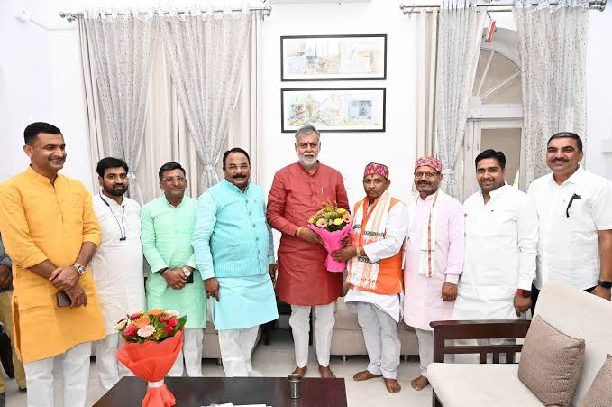 मंत्री प्रहलाद पटेल से मिलते नेता।