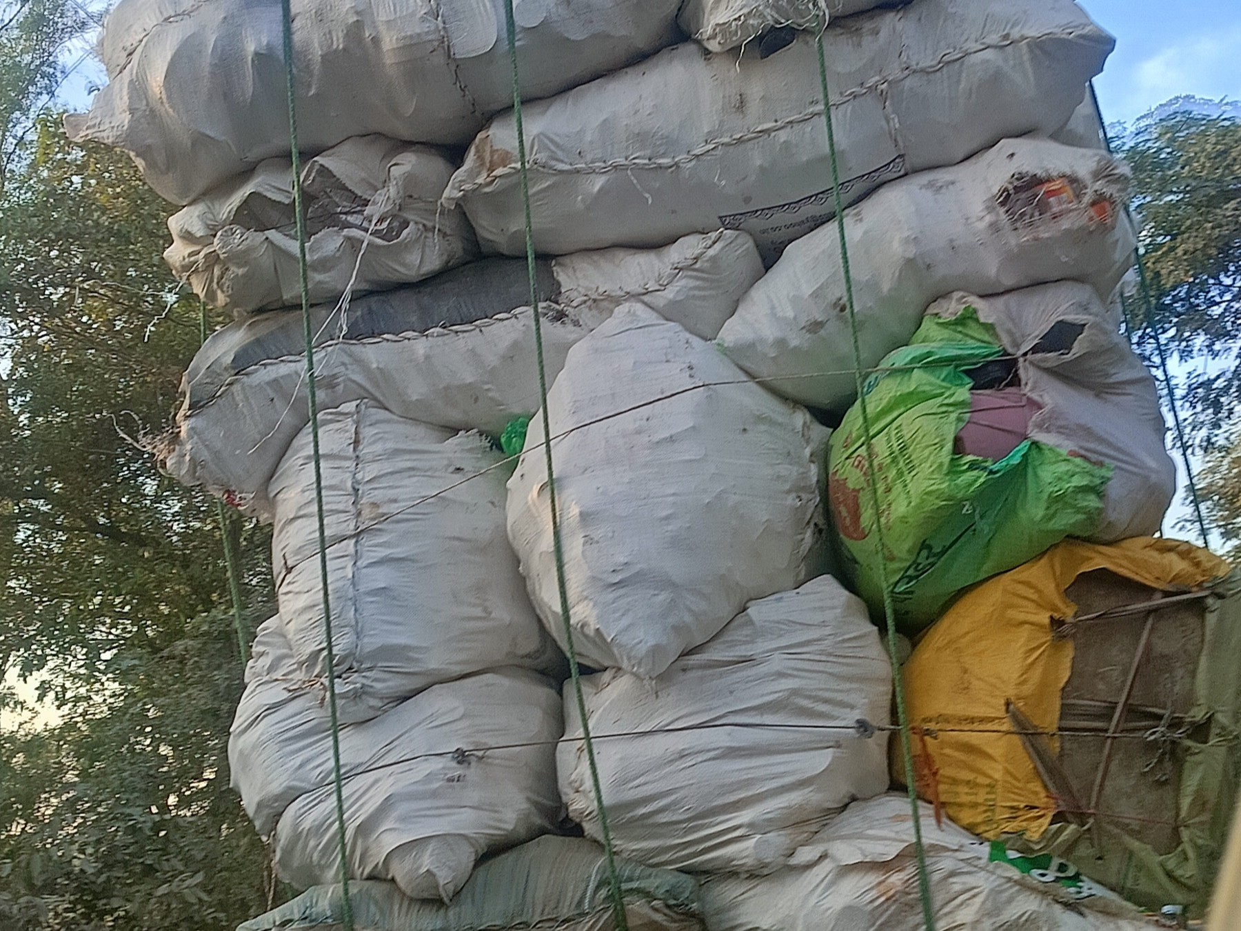 Moradabad Ward 33 News | Overloaded Vehicle Risk & Public Concern