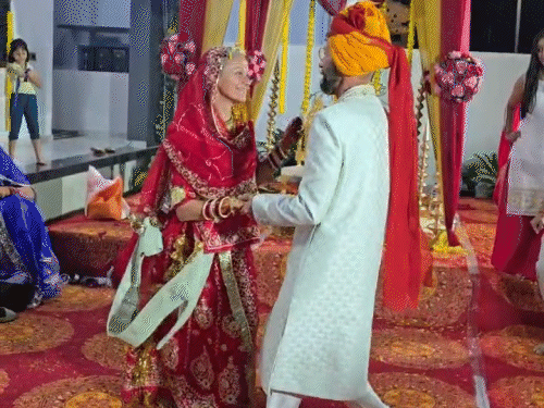 हुबर्ट और सोफी ने भारतीय रस्म और रीति रिवाजों को निभाते हुए शादी की रस्मों को एन्जॉय भी किया।