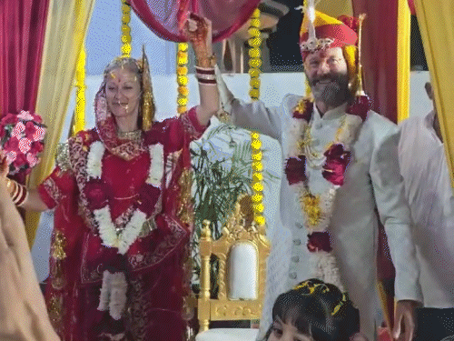 मंडप में फेरों के लिए जाते समय भी दोनों कपल खुश नजर आए।