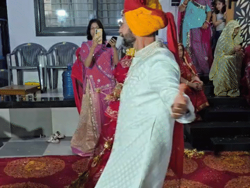 दुल्हा-दुल्हन ने शादी की रस्म के साथ ही कपल डांस भी किया।