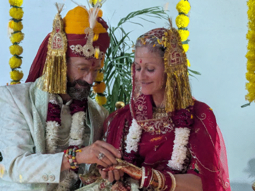 कपल ने एक दूसरे को अंगुठी भी पहनाई।