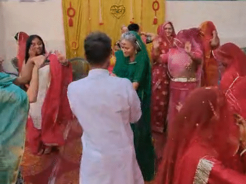 दूजोद गांव के सरपंच के घर शादी की रस्में निभाई गई। इस दौरान डांस करते परिवार के लोग।