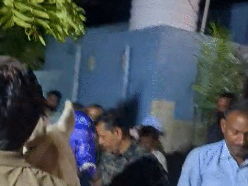 दुल्हा हूबर्ट घोड़ी पर सवार होकर बारात लेकर निकला। इस दौरान बारातियों ने घोड़ी के आगे डांस भी किया।