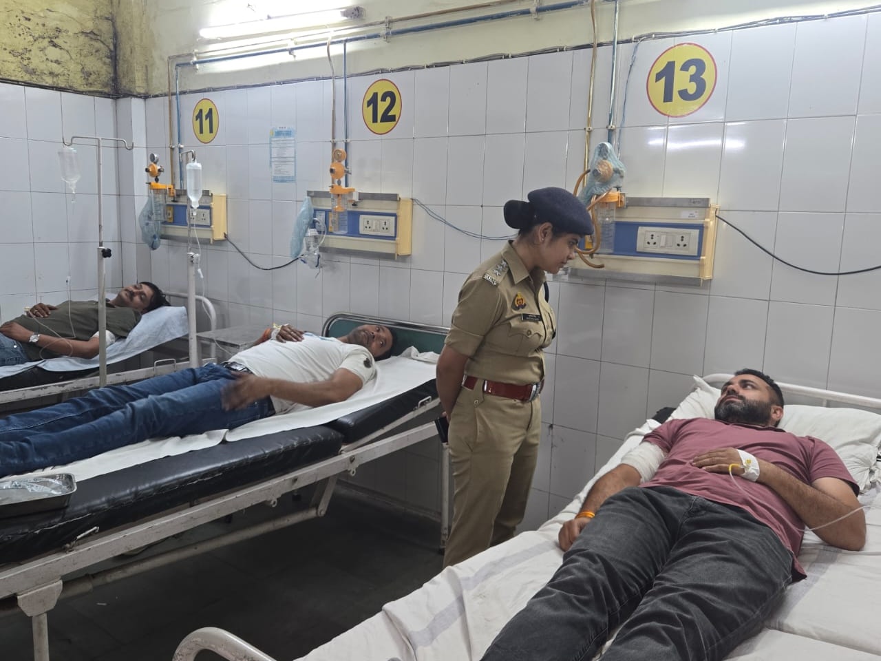 एनकाउंटर में घायल सिपाही को अस्पताल में देखतीं एसीपी सुचिता सिंह। - Dainik Bhaskar
