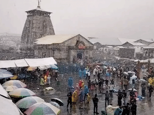 उत्तराखंड के केदारनाथ में गुरुवार सुबह बर्फबारी के बीच श्रद्धालुओं ने दर्शन किए।