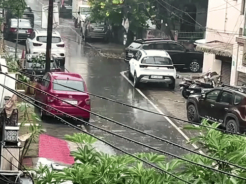 दिल्ली-NCR में आज बादल छाए हैं। गाजियाबाद में सुबह हल्की बारिश हुई।