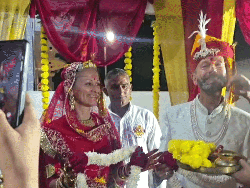 भारतीय संस्कृति से प्रभावित होकर फ्रांस के हूबर्ट और सोफी ने सीकर में शादी रचाई है।