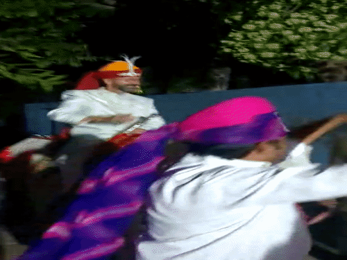 घोड़ी के आगे डांस करते हुए दूजोद गांव के सरपंच और बाराती।