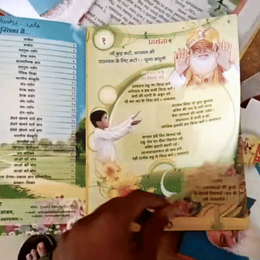 किताब ‘संस्कार सरिता’ में आसाराम की तस्वीरें और उसके कथन बताए गए हैं।