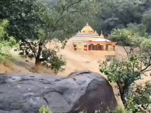 ओडिशा के गजपति में कई नदियां खतरे के निशान से ऊपर बह रही हैं।