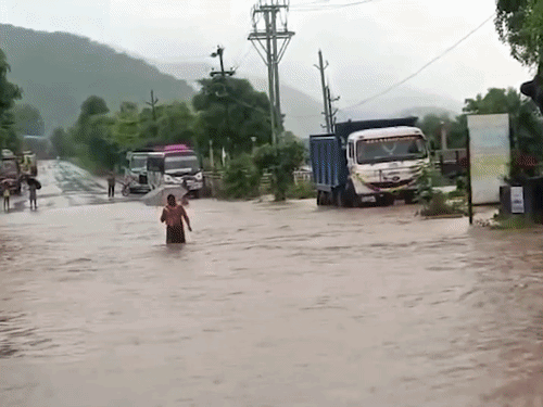 ओडिशा के गंजाम जिले में लगातार 4 दिनों से हो रही बारिश से बाढ़ जैसे हालात हैं।