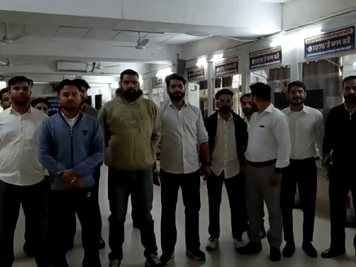 पठानकोट के मलिकपुर स्थित सेवा केंद्र में रोष जताते कर्मचारी।