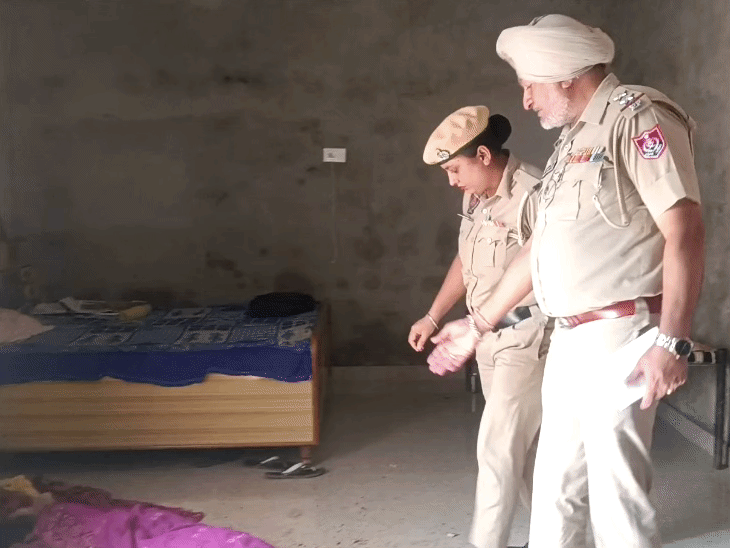 हत्या की सूचना मिलते ही मौके पर जांच करने पहुंची पुलिस। - Dainik Bhaskar