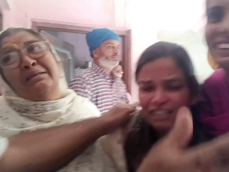 बेटी की मौत के बाद विलाप करते परिजन।